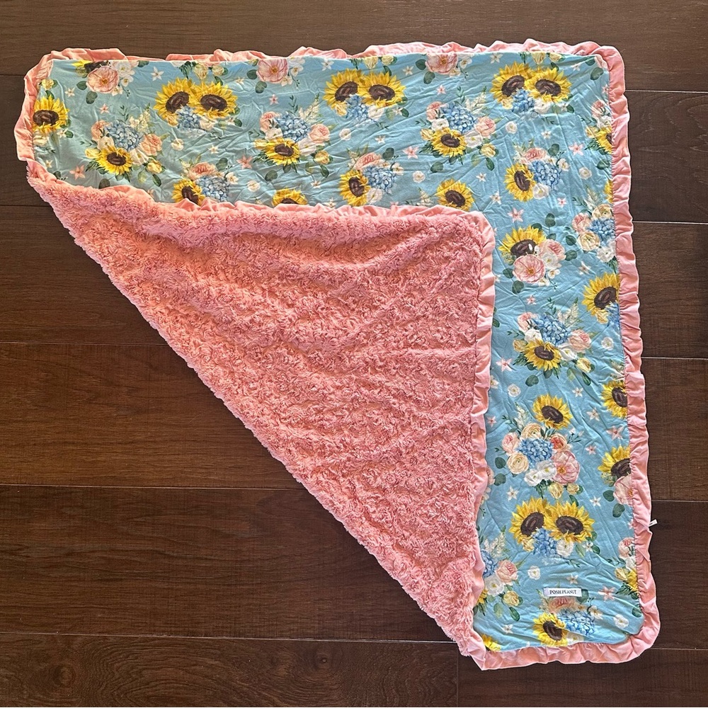 Teresa Marie Minky Ruffled
Luxette Patoo® Blanket - Picture 3 of 5